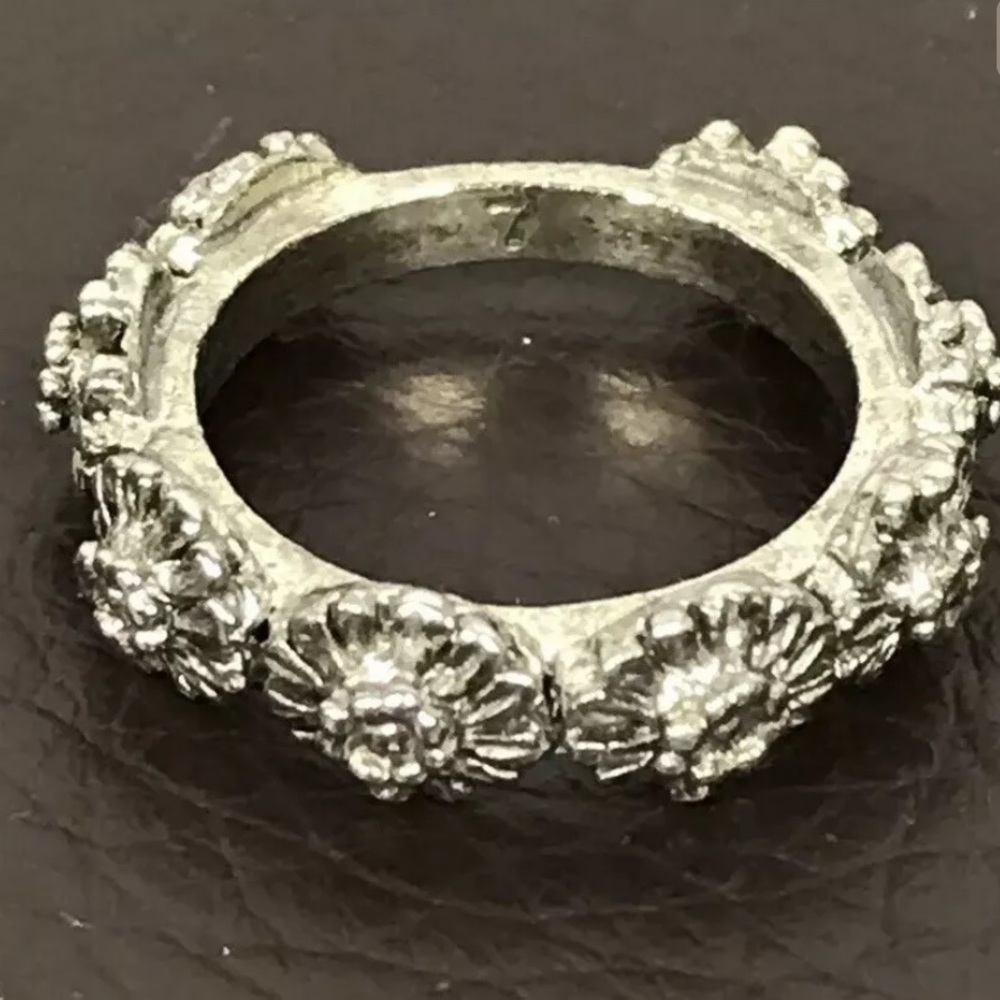 Silver Floral Eternity Ring Stamped Size 7. - Picture 6 of 7